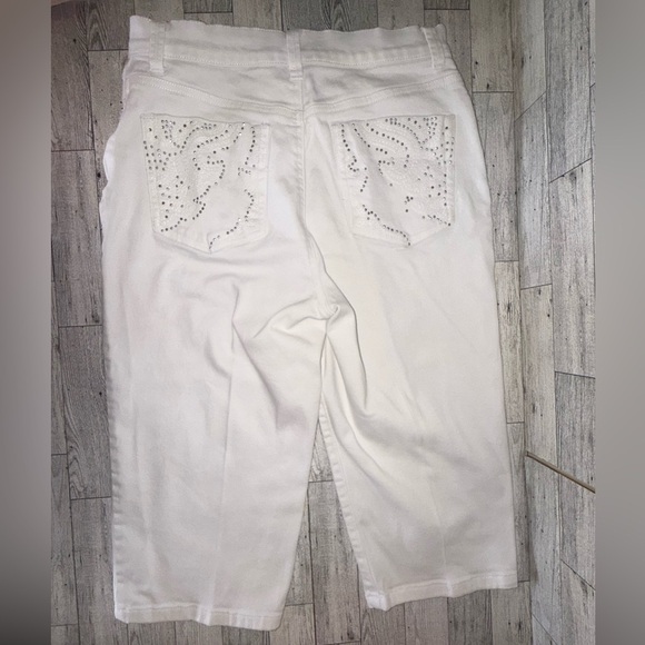 Gloria Vanderbilt Amanda Capris (2 pairs one white & one denim) - Picture 10 of 10